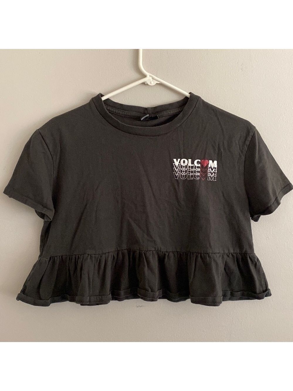 Y2K Volcom ruffle hem crop top
